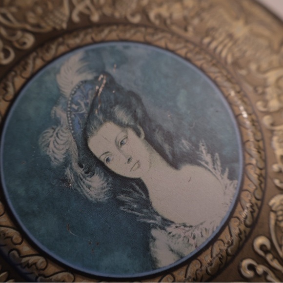 Vintage Ornate Gold and Blue Decorative tin - Picture 3 of 10